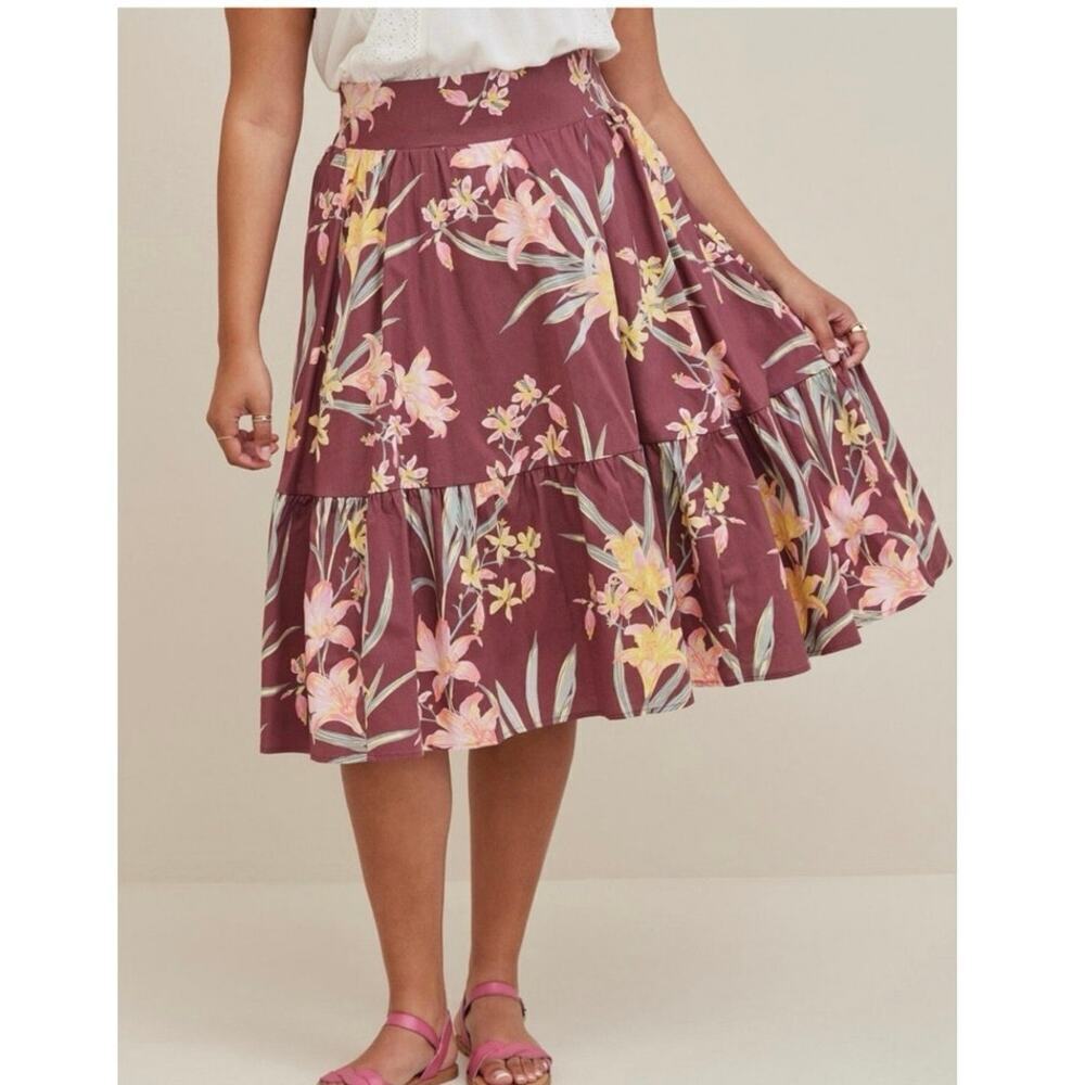 Torrid Midi Poplin Tiered Skirt in the Floral Purple/Burgundy size 4